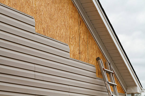 Professional Vinyl Siding technician working in Thomasville, GA